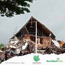 Warga mengamati gedung kantor gubernur sulawesi barat yang rusak akibat gempa bumi, di mamuju, sulawesi barat, jumat (15/1/2021) (antara foto/akbar tado). Bantu Korban Gempa Sulawesi Barat Bersama Satunama Benihbaik Com