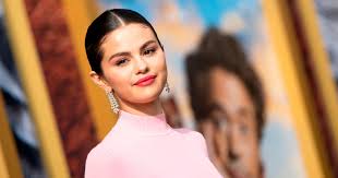 Selena gomez and her longtime songwriting partner julia michaels bonded over their failed relationships with their famous exes. Selena Gomez Reveals New Curly Bob Haircut On Instagram