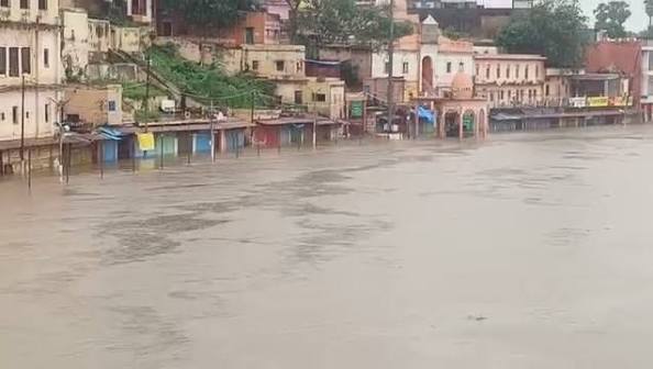 🌊 चित्रकूट में मां मंदाकिनी का रौद्र रूप, रामघाट की दुकानें जलमग्न,  चित्रकूट में लगातार बारिश के बाद मां मंदाकिनी नदी का जलस्तर बढ़ने से नदी ने  रौद्र रूप धारण कर लिया है। बढ़ते जलस्तर के चलते प्रसिद्ध ...