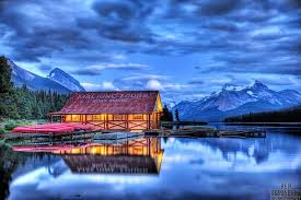 Maligne Lake Is A Lake In Jasper National Park Alberta Canada It Is Located 44 Km 27 Mi South Of Jasper Travel Photography Jobs Maligne Lake Sunrise Lake