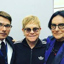 Renato zero canta ed emoziona il pubblico. Chi E Roberto Fiacchini Anselmi Il Figlio Adottivo Di Renato Zero