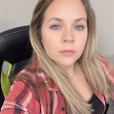 Holly Mudd's Instagram, Twitter & Facebook