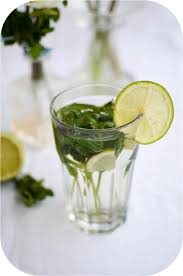 Heisser Minztee Mit Holunderblute Und Limette Zutaten Fur 1 Glaschen Und Eine Dazugehorige Person 3 6 Stangel Minze Je Na Frischer Minztee Limetten Minze