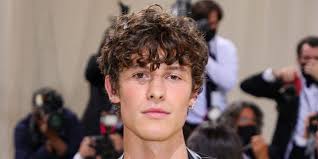 Shawn Mendes is a member of the chipped nails club and I couldn't be  happier about it