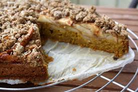 Äpfel schälen, entkernen, in feine scheiben schneiden, teig damit belegen, bei 180°c 60 minuten backen, nach 40 minuten den kuchen nach belieben abdecken. Vollkorn Apfel Kurbis Kuchen Mit Knusperstreusel Salz Pfeffer Kokosnuss