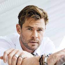 Chris Hemsworth Widow S Peak Hairstyle Widows Peak Hairstyles Chris Hemsworth Hair Medium Length Hair Men