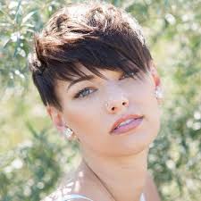 Dai capelli corti con ciuffo laterlare sia liscio che riccio al pixie cut . Capelli Corti Idee Sui Tagli Del Momento Foto Look 2021