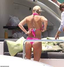 Savannah Chrisley shows off her pert derriere in pink bikini bottoms on  Miami vacation | Daily Mail Online