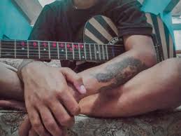 Si budi kecil kuyup menggigil menahan dingin tanpa jas hujan di simpang jalan tugu pancoran tunggu pembeli jajakan koran. Iwan Fals Sore Tugu Pancoran Chord Gitar Mudah Facebook