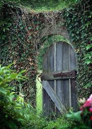 Avoir Mon Propre Jardin Secret Un Endroit Pour M Evader De La Folie Du Monde Garden Gates Garden Doors Rustic Gardens