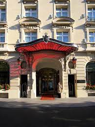 Le 13 octobre 1918, la 10e armée française, commandée par le général mangin libère laon. Raffles Le Royal Monceau Luxus Hotel In Paris Raffles Luxus Hotels Resorts