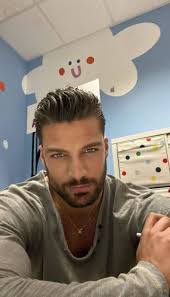 Max Willoughby's Instagram, Twitter & Facebook