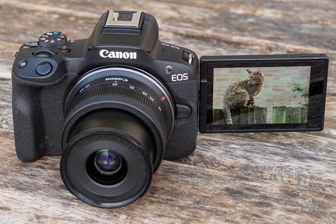 Ngàm Hot Shoe mới của Canon R50