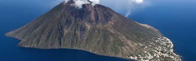 Stromboli volcano calls for adventure. Vulkane Warum Der Stromboli So Heftig Ausbrach Spektrum Der Wissenschaft