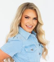 Crystal Muir's Instagram, Twitter & Facebook