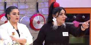 Bölümde reyhan hanım, sokak röportajı yaparak çiğdem hanımı halka sordu! Gelinim Mutfakta 1 Mayis 293 Bolumde Ortam Geriliyor Reyhan Hanim Studyoya Terk Ediyor