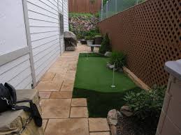 A Backyard Putting Green As Small As It Gets Meet The Sideyard Putting Green Mit Bildern Tricks
