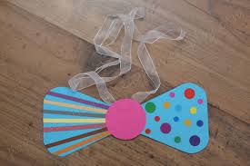 Le Noeud Papillon D Un Clown Papiers Cailloux Ciseaux Fabriquer Des Noeuds Chapeau De Clown Deco Cirque