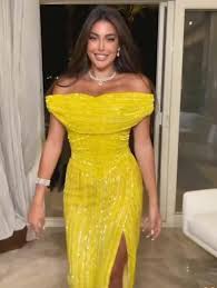 فهي لا تتقيد بصيحة معينة تميزها ولكنها تجرب كل ما هو جديد بداية من الجينز والتيشيرتات الكاجوال وحتى البدل. Ø¥Ø·Ù„Ø§Ù„Ø§Øª Ø§Ù„ÙŠÙˆÙ… ÙŠØ§Ø³Ù…ÙŠÙ† ØµØ¨Ø±ÙŠ ØªØ®Ø·Ù Ø§Ù„Ø£Ù†Ø¸Ø§Ø± ÙˆØ±ÙŠØ§ Ø£Ø¨ÙŠ Ø±Ø§Ø´Ø¯ Ø³Ø§Ø­Ø±Ø©