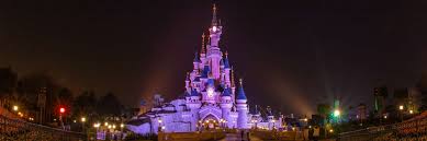 Comprend des éclats d'émail sur le pendentif du château. La Belle Au Bois Dormant 60 Ans D Inspiration Pour Les Parcs Disney