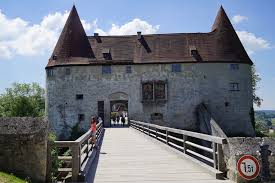 Las habitaciones incluyen armario y baño compartido. Burg Zu Burghausen Kimapa