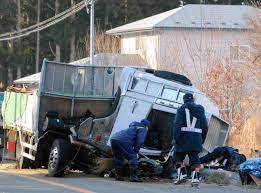 衝突の衝撃なのか 運転席が崩れ落ちている中型トラック ３日 青森県おいらせ町東下谷地 鵜沼照都撮影 朝日新聞 中型トラック 衝突 トラック