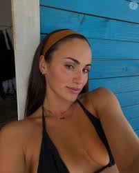 Photo : Eva Gallardo, la charmante brune au corps de rêve du clip du  gagnant de la "Star Academy 2023" Pierre Garnier, "Ceux qu'on était".