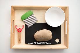 Activites Montessori En Cuisine Outils Adaptes Aux Enfants En 2020 Activites Montessori Montessori Vie Pratique Montessori