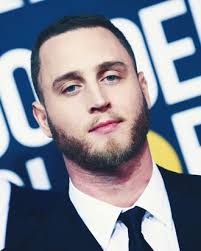 Yes, i'm talking about tom hanks and the hanks family during happier times. Rblejtfa7hgs1m