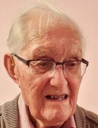 Everett Slater's Instagram, Twitter & Facebook