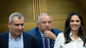 כריסטיאנו רונאלדו מזיז במחאה שני בקבוקי קוקה קולה. Gwlkt 0oci7xbm