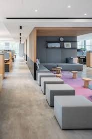 If you want to create some separate spaces for every employer you can choose this decorating idea for this. Diseno De Oficinas In 2021 Office Space Design Modern Office Space Modern Office Space Design