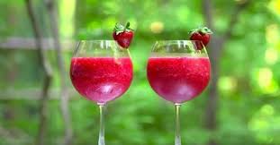Cocktail De Filles Vin Rose Et Fraises Recettes Ma Fourchette Frozen Rose Drinks Wine Slushie