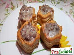 Di ricette volauvent ripieni ce ne sono tantissime (qui troverete alcune di quelle che ho preparato io) e possono essere dolci o salate, con farcitura fredda oppure calda. Ricetta Vol Au Vent Ripieni Di Carne Ricette Di Fragolosi
