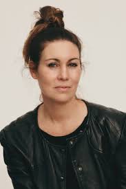 ELLE relooke : l'avant/après de Sandra qui redécouvre ses cheveux longs  après des années de chignon