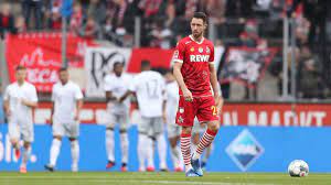 Dies ist ein trikot, das durch das vereinswappen auf der brust garantiert trumpfen kann. 1 Fc Koln In Sonder Trikot Gegen Fc Bayern Karnevals Dress Fur Gisdol Elf Sportbuzzer De