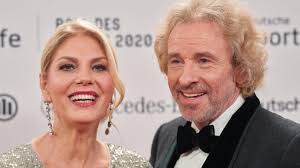 Thomas gottschalk im gespräch mit arnold schwarzenegger 1985 körpertraining und essenösterreichischer charme und amerikanische staatsbürgerschaftausschnitt. Thomas Gottschalk Deswegen Schwarmt Er So Von Seiner Neuen Liebe Karina Mross