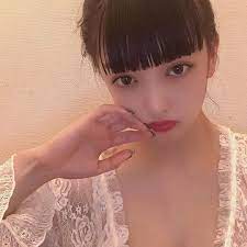 黒髪 黒髪ロング スーパーロング 前髪 ぱっつん ポートレート selfie ヘアアレンジ サロモ hairstyles ootd 古着 おだんご 黒髪 ヘアアレンジ 美髪 ぱっつん前髪