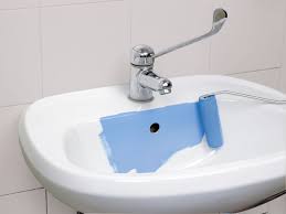 Lo smalto idrorepellente per le pareti del bagno (vernice al posto delle piastrelle) ogni volta che si modifica o ristruttura un vecchio bagno, occorre smantellare del tutto o in parte la vecchia piastrellatura, livellare il fondo e applicare le nuove piastrelle. Vernice Per Piastrelle Sottosopra Per Rinnovare Il Bagno