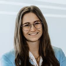 Lisa Engelmann's Instagram, Twitter & Facebook