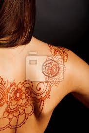 You can ink henna tattoos on your hands, arms, chest, back and henna tattoo ideas are a fun way to test out your tattoo designs. Nackten Rucken Der Jungen Madchen Mit Henna Tattoo Mehendi Fototapete Fototapeten Schone Arab Henna Myloview De