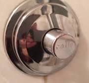 Sostituzione del pulsante Catis con un moderno ricambio per WC