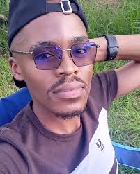 PHORI O BITSA PESI TONA-KHOLO EA KA KICHINING Mokhethoa oa Qoaling Mohl  Chalane Phori aka Jontiri o re Mokhethoa oa Mokhotlong Mohl Tefo Mapesela  ke Tona- kholo ea ka kichining. Joale ke