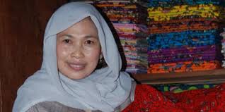 � memprmenjuamenjual ual ua ready to wear denim (jeans) batik. Modal Rp 5 Juta Kini Usaha Batik Maimona Raup Rp 300 Juta Bulan Merdeka Com