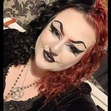 Emily Dakin (@EmzieeDakin)