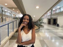 Ex-aluna de Etec quer informar jovens sobre importância da Educação