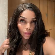 Denise Farren's Instagram, Twitter & Facebook