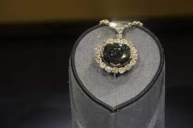 Größer sind aber die sterne mithras, ungeschliffen wogen sie je 145 karat, wie viel sie heute wiegen, weiß man nicht, da sie sich in einer privatsammlung befinden. National Museum Of Natural History Hope Diamond Washington Geography Im Austria Forum