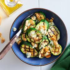 courgettesalade met amandel en gorgonzola recepten diner groenten recepten maaltijdrecepten