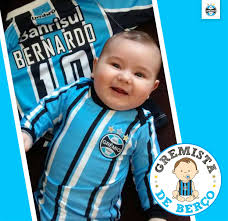 O Bernardo aprendeu desde o berço a torcer pelo Tricolor, com os pais  Filipe Escobar e Lilian Escobar! 💙 #GremistaDeBerço Quer ver o teu pequeno  tricolor aqui? Envia a foto dele para
